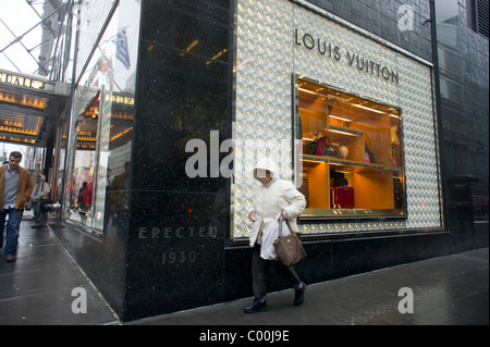 Kaufhaus Bloomingdale's fördert Louis Vuitton waren Stockfoto
