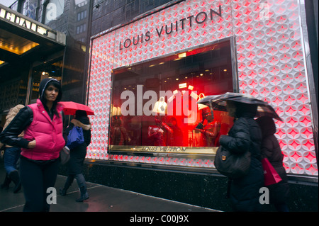 Kaufhaus Bloomingdale's fördert Louis Vuitton waren Stockfoto