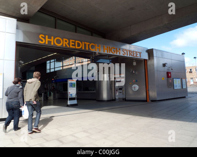 Ein junges Paar nähert sich der Eingang zur S-Bahn Station Shoreditch High Street East End London England Großbritannien Stockfoto