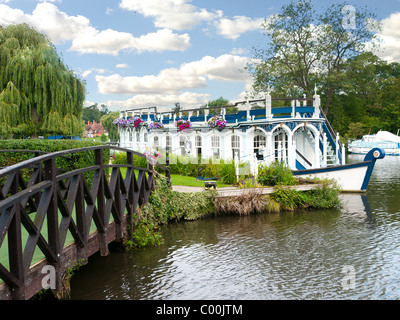 Magdalen College Schiff festgemacht an der Themse von Swan Hotel, Streatley-on-Thames, Oxfordshire, Vereinigtes Königreich Stockfoto