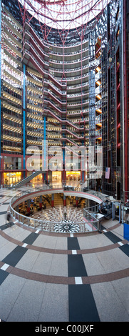 hohe Auflösung vertikales Panorama des Innenraums von James R Thompson Center, Chicago, Illinois, USA Stockfoto