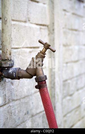 Wasserhahn an Wand Stockfoto