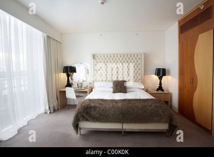 Luxus Schlafzimmer im St Davids Hotel Cardiff Bay, South Wales. Stockfoto