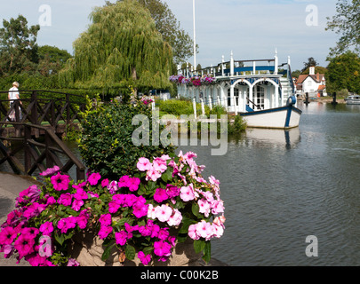 Magdalen College Schiff festgemacht an der Themse von Swan Hotel, Streatley-on-Thames, Oxfordshire, Vereinigtes Königreich Stockfoto