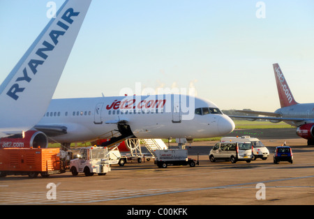 Ryanair und Jet2 Flugzeuge am Flughafen East Midlands Stockfoto