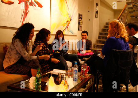 Menschen im Café des Artistes in der gehobenen Neighrbourhood von Jabal Amman, Amman, Jordanien. Stockfoto