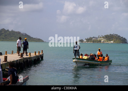 Touristen, die nach La Guaira von Isla Grande. Colon, Republik Panama, Mittelamerika Stockfoto