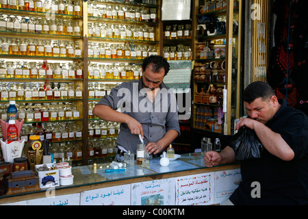 Parfüm-Shop in der Innenstadt von Amman, Jordanien. Stockfoto