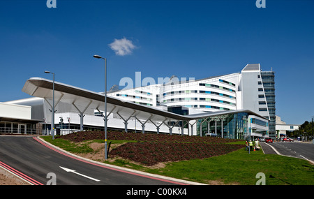 Exterieur des Queen Elizabeth Hospital in Birmingham UK.  Gebaut nach dem Labour-PFI-Abkommen. Stockfoto