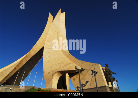 Nord-Afrika, Algerien, Algier, eine ikonische konkrete Denkmal zur Erinnerung an den algerischen Krieg für Unabhängigkeit, eröffnet im Jahr 1982 für Stockfoto