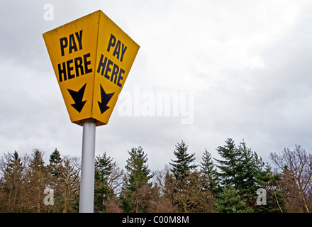 Wälder zu verkaufen? "Bezahlen Sie hier" Schild am Alice Holt Wald in Hampshire Stockfoto