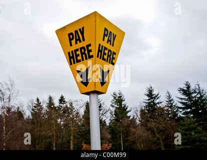 Wälder zu verkaufen? "Bezahlen Sie hier" Schild am Alice Holt Wald in Hampshire Stockfoto