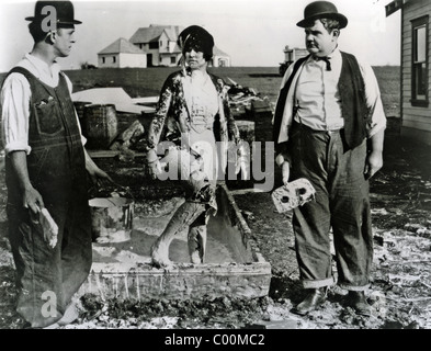 DEN letzten Schliff 1928 Hal Roach/MGM-Film mit Stan Laurel auf der linken Seite und Oliver Hardy Stockfoto