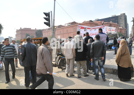 Szenen in und um Tahrir Sq als pro-demokratische Demonstranten versammeln Nachfrage-Änderung und der Beseitigung von Präsident Mubarak. Stockfoto