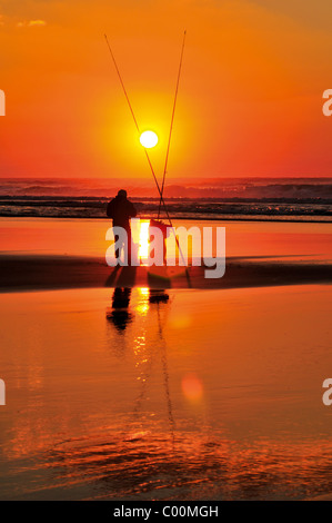 Portugal, Algarve: Angler und Sonnenuntergang an der Praia do Amado Stockfoto