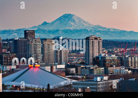 Mount Rainier über die Skyline von Seattle in der Abenddämmerung, Seattle, WA. Stockfoto