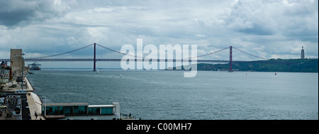 Panorama einer Brücke des 25. April über den Tejo in Lissabon, Portugal. Stockfoto