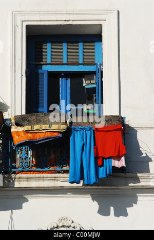 Algerien, Algier, Klamotten auf der Wäscheleine zum Trocknen auf dem blauen Balkon des Wohnhauses Stockfoto