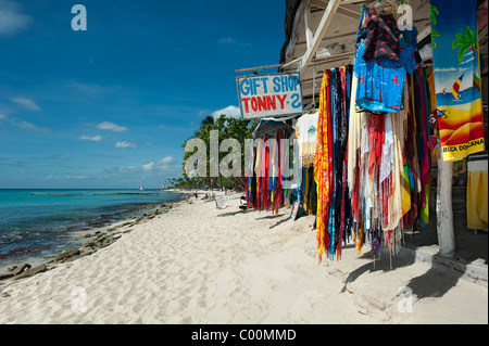 Souvenir-Shop am Strand von Bayahibe, Dominikanische Republik Stockfoto