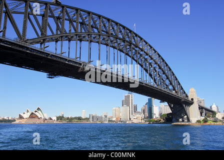 Sydney Harbour Bridge, von der North Shore, mit Stadt und Oper im Hintergrund gesehen. Stockfoto