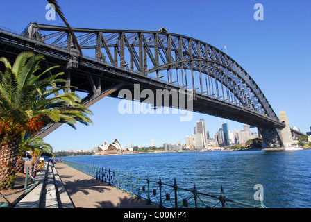 Sydney Harbour Bridge, von der North Shore, mit Stadt und Oper im Hintergrund gesehen. Stockfoto