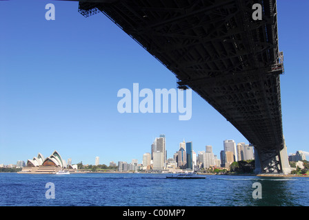 Sydney Harbour Bridge, von der North Shore, mit Stadt und Oper im Hintergrund gesehen. Stockfoto