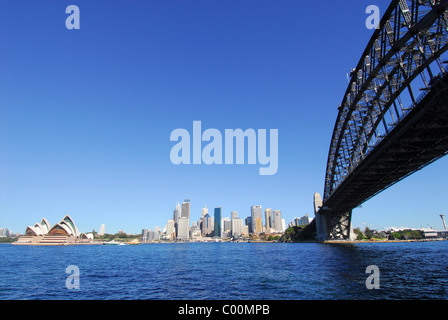 Sydney Harbour Bridge, von der North Shore, mit Stadt und Oper im Hintergrund gesehen. Stockfoto