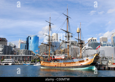 Replik der Endeavour angedockt in Darling Harbour, Sydney Stockfoto