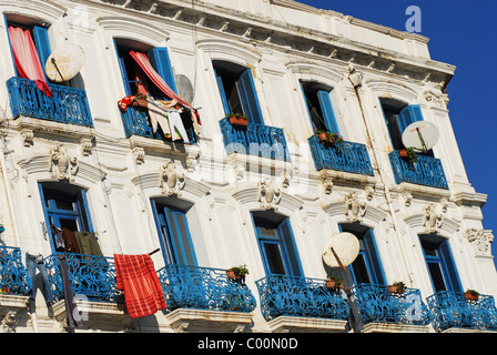 Algerien, Algier, niedrigen Winkel Ansicht eines Mehrfamilienhauses Stockfoto