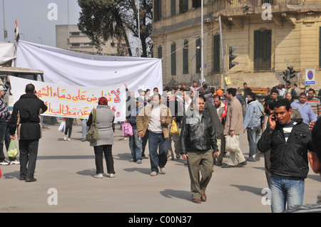 Szenen in und um Tahrir Sq als pro-demokratische Demonstranten versammeln Nachfrage-Änderung und der Beseitigung von Präsident Mubarak. Stockfoto