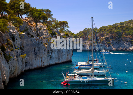 Segelboot vor Anker in einer der Calanques bei Cassis, Provence Frankreich Stockfoto