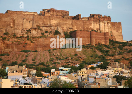 Mehrangarh Fort über vielbereiste Stadt, Rajasthan, Indien Stockfoto