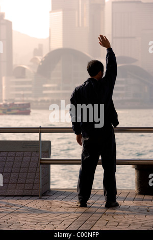 China, Hong Kong, am frühen Morgen in der Stadt mit Menschen, die Tai Chi Übungen vor der Arbeit Stockfoto