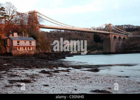 Menai Bridge über die Menai Straits, Anglesey, Wales Stockfoto