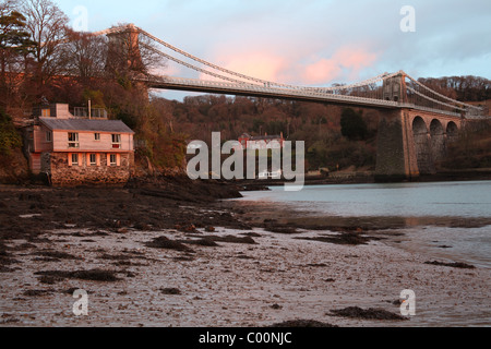 Menai Bridge über die Menai Straits, Anglesey, Wales Stockfoto