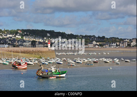 Angeln und Segeln Boote im Hafen von Erquy bei Ebbe, Côtes-d ' Armor, Bretagne, Frankreich Stockfoto