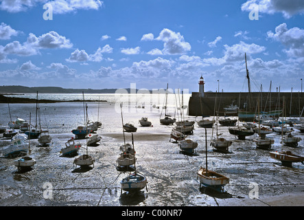 Segelboote im Hafen von Erquy bei Sonnenuntergang bei Ebbe, Côtes-d ' Armor, Bretagne, Frankreich Stockfoto