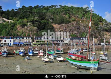 Bunte Fischerboote im Hafen von Erquy bei Ebbe, Côtes-d ' Armor, Bretagne, Frankreich Stockfoto