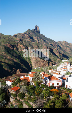 Tejeda Dorf mit Roque Bentayga im Hintergrund. Gran Canaria, Kanarische Inseln, Spanien, Europa Stockfoto