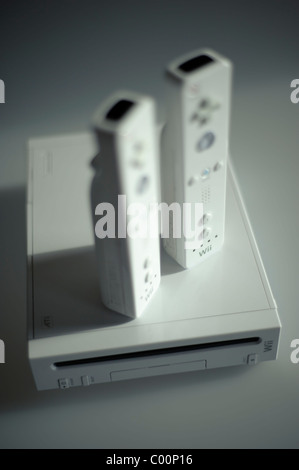 Selektiven Fokus Schuss eine Nintendo Wii Videospiel-Konsole mit zwei Wiimote wireless Controller Stockfoto