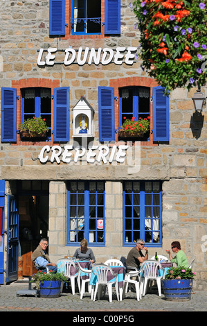 Touristen auf der Terrasse essen Crêpes in der Crêperie in Paimpol, Côtes-d ' Armor, Bretagne, Frankreich Stockfoto