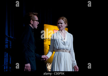 Oscar-Kandidat und letzten Sieger, Nicole Kidman, spricht auf der Bühne mit Roger Durling ihre Vorhut Tribut in Arlington Theater. Stockfoto