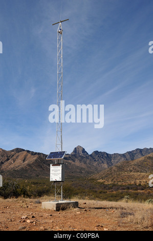 Ein U.s. Border Patrol Notfallwarnung Leuchtfeuer in der Buenos Aires National Wildlife Refuge, nördlich von Sasabe, Arizona, USA. Stockfoto