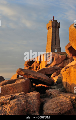 Die Pors Kamor Leuchtturm bei Sonnenuntergang entlang der Côte de Granit rose / rosa Granit Küste in Ploumanac'h, Bretagne, Frankreich Stockfoto
