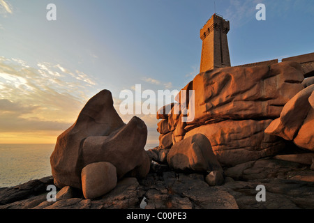 Die Pors Kamor Leuchtturm bei Sonnenuntergang entlang der Côte de Granit rose / rosa Granit Küste in Ploumanac'h, Bretagne, Frankreich Stockfoto
