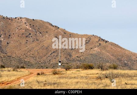 Ein U.s. Border Patrol Notfallwarnung Leuchtfeuer in der Buenos Aires National Wildlife Refuge, nördlich von Sasabe, Arizona, USA. Stockfoto