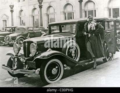 JEAN HARLOW (1911-1937) US-Schauspielerin mit ihrem 1932 Packard Cabriolet Stockfoto