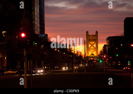 Sacramento Tower Bridge bei Sonnenuntergang Stockfoto