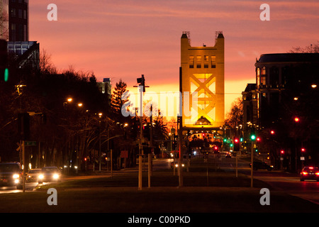 Sacramento Tower Bridge bei Sonnenuntergang Stockfoto