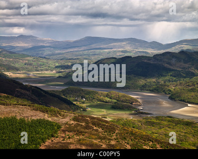 Herrlichen Blick entlang der Barmouth Mündung von einem der vielen Wanderwege in den Hügeln oberhalb von Barmouth Stockfoto